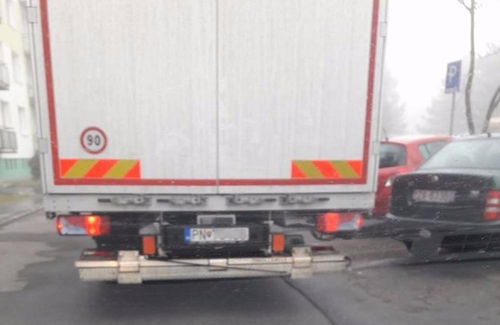 Foto: Vodič nákladného auta pri prejazde Slovanskou cestou odtrhol spätné zrkadlo na aute a odišiel
