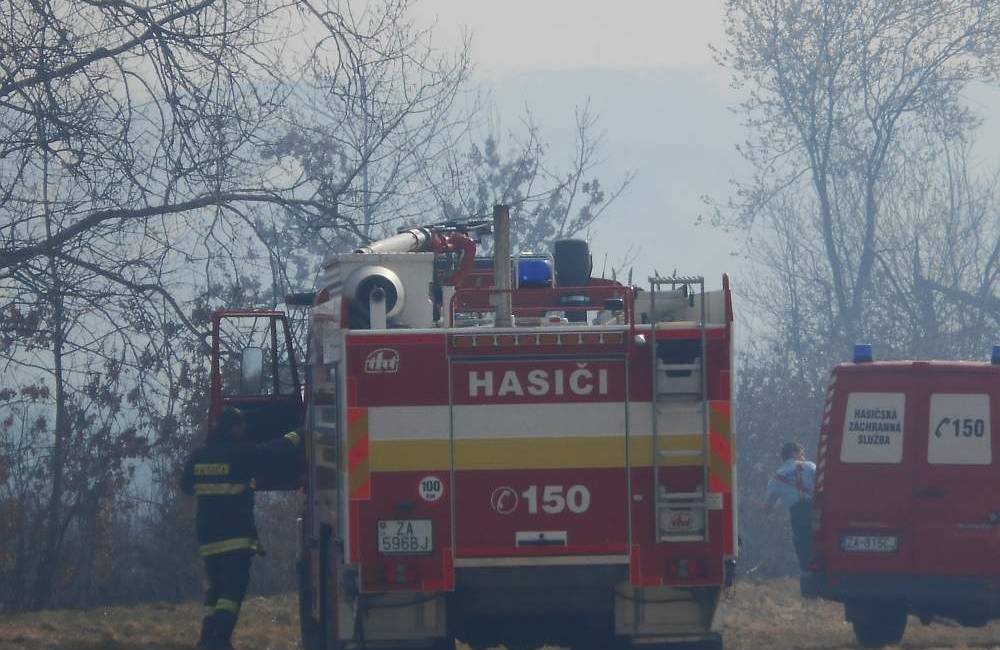 Foto: Aktuálne hasiči zasahujú pri dvoch požiaroch trávy v okolí Žiliny