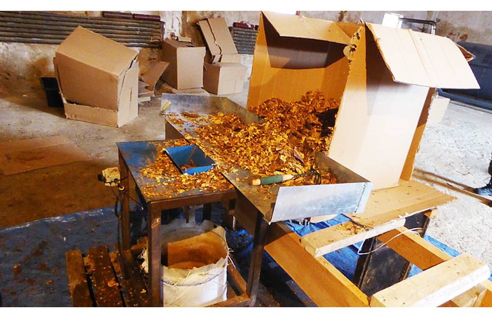 Foto: Colníci zaistili v opustenej hale na Orave približne 1600 kg tabaku, škoda je viac ako 118-tisíc eur