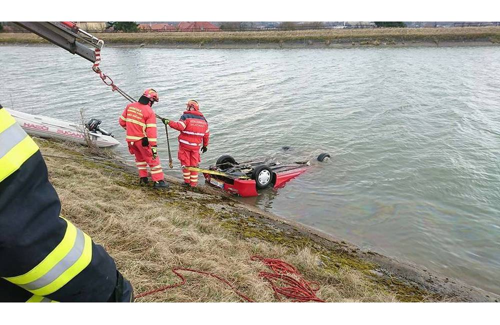 Foto: Pri Martine spadlo auto do vodného kanála, hasiči pátrali po vodičovi aj vozidle