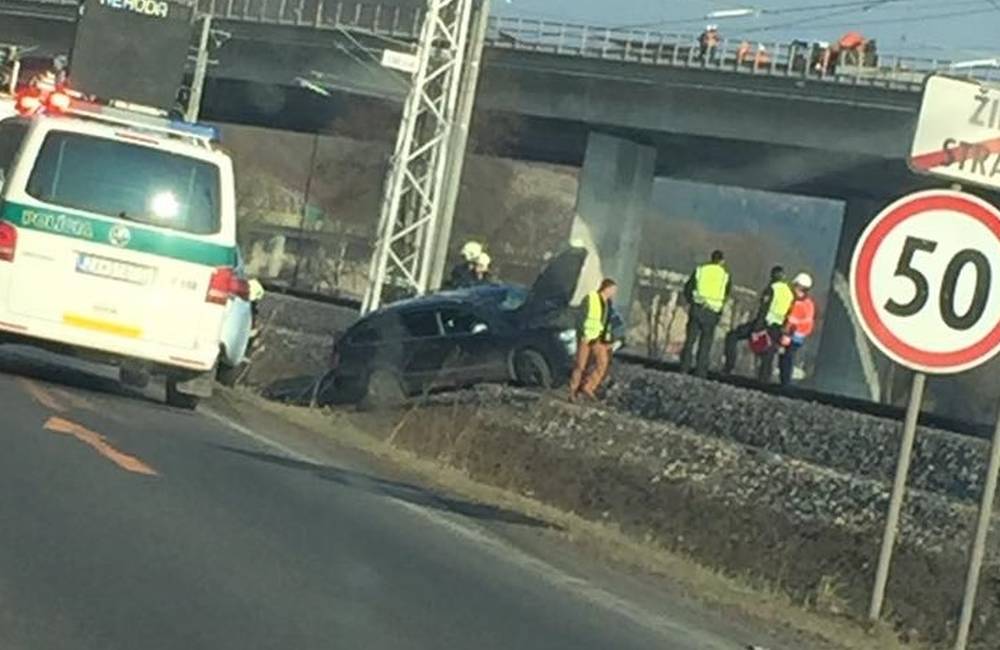 Foto: V Strážove došlo k nehode osobného vozidla s kamiónom, auto skončilo na železničnej trati