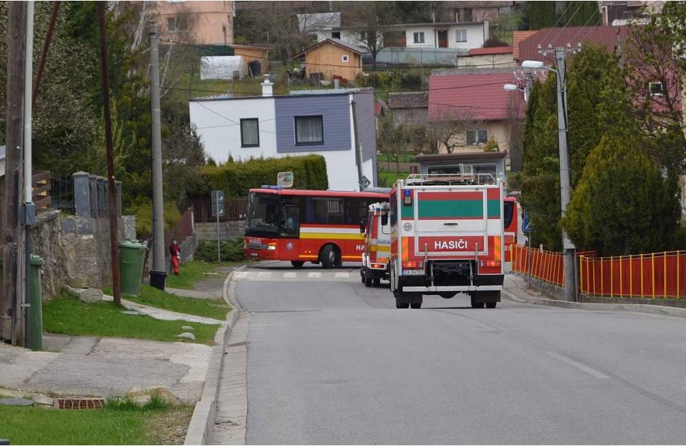 Foto: Aktuálne: Základnú školu v Trnovom museli evakuovať, zasahujú hasiči aj s hasičským autobusom