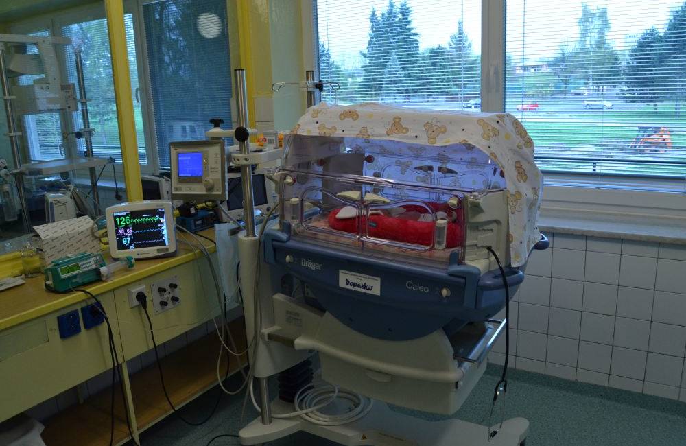 Foto: Novorodenecké oddelenie v žilinskej nemocnici dostalo od Doprastavu nový inkubátor