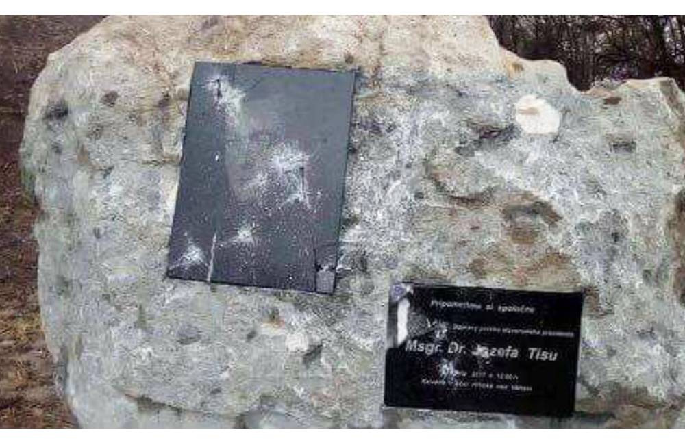 Foto: V Hlbokom nad Váhom osadili pamätnú tabuľu Tisovi, nevydržala bez poškodenia viac ako 3 dni