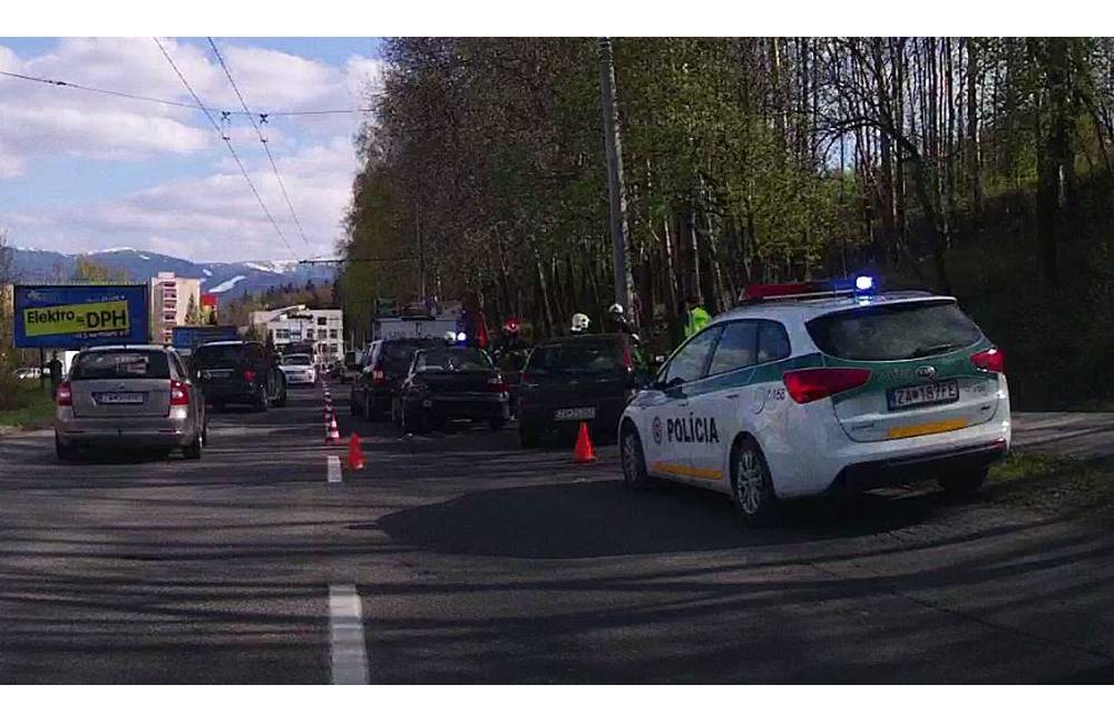 Foto: Na sídlisku Vlčince došlo k nehode dvoch áut, tvoria sa kolóny