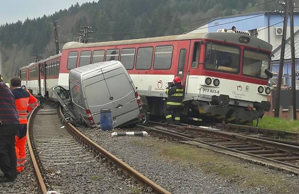 Foto: Pri Čadci došlo k zrážke vlaku s dodávkou, vo vlaku sa viezlo okolo 50 osôb