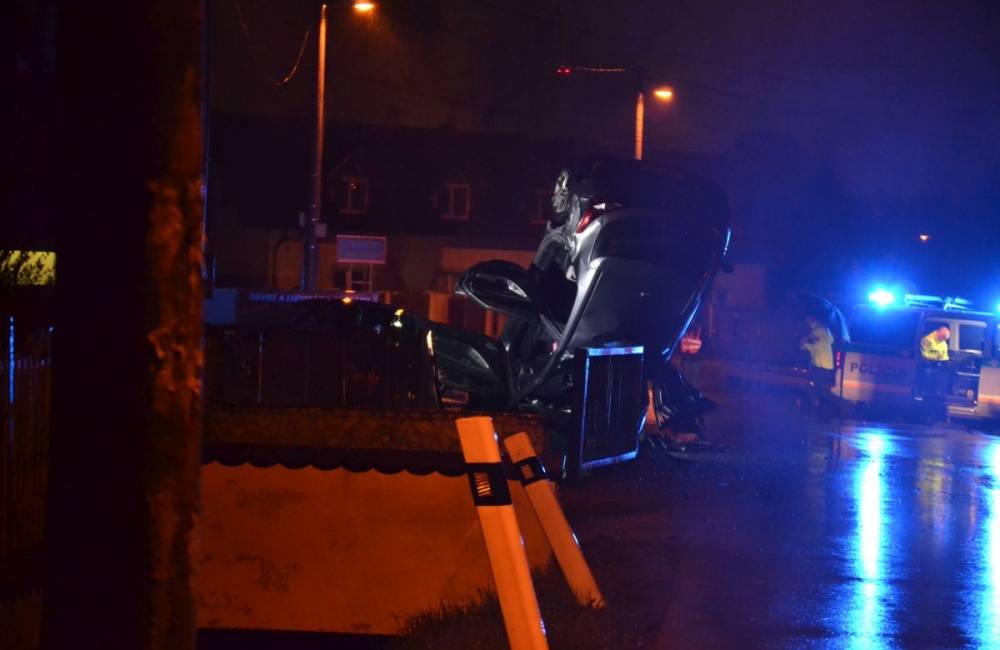 Foto: AKTUÁLNE: V Trnovom sa prevrátilo auto na strechu a visí nad potokom