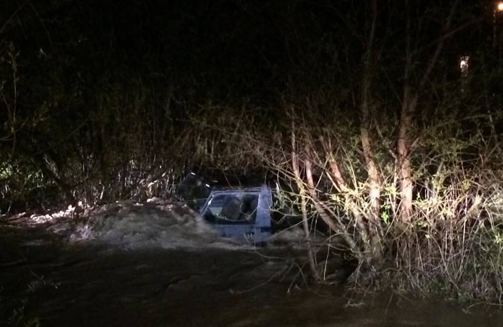 Foto: Tragická nehoda na Kysuciach: Voda strhla auto s dvomi mužmi, jeden z nich neprežil