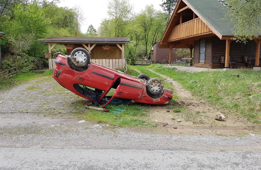 Foto: V pešej zóne na Vodnom diele našli auto prevrátené na streche, vodič je neznámy