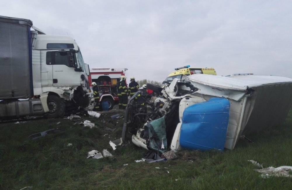 Foto: Reťazovú nehodu kamiónu pri obci Ležiachov vyšetruje polícia, zrazilo sa 6 vozidiel