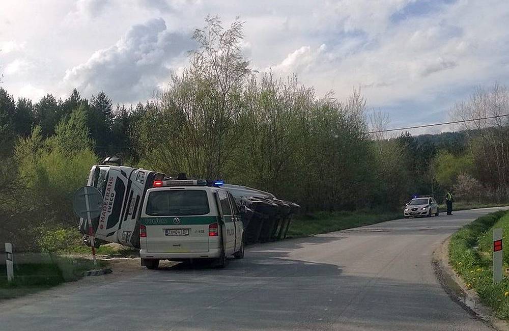 Foto: V Žiline došlo k dvom nehodám, pri Rajci sa prevrátil kamión
