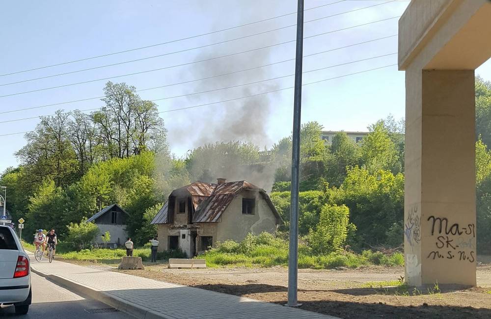 Foto: Aktuálne: Na Rosinskej ceste horí starý dom