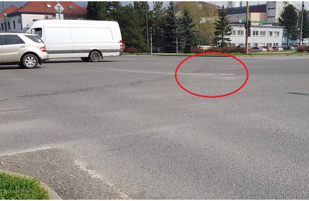 Foto: Na Košickej ulici aj v križovatke sú veľké jamy, opraviť ich nemá kto