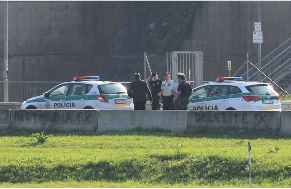 Foto: 23-ročný muž chcel skočiť najskôr z mosta a následne pod autobus, policajti mu v tom zabránili