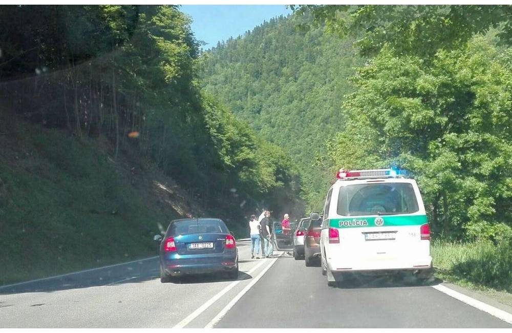 Foto: Na ceste pod Strečnom došlo k viacerým nehodám, tvoria sa kolóny