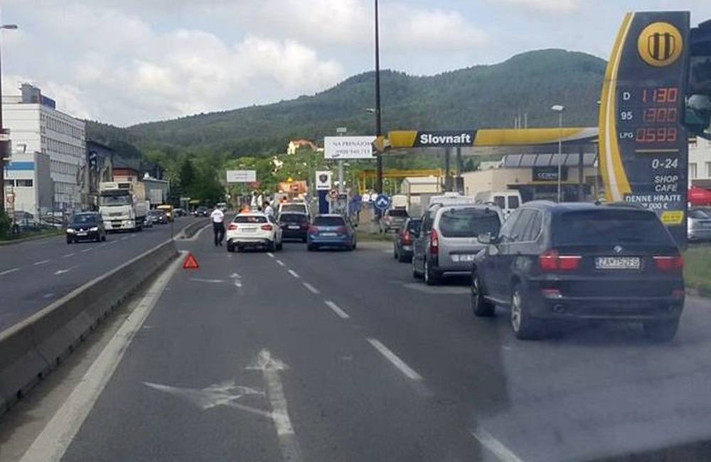 Foto: Na Kragujevskej došlo k nehode, cesta je neprejazdná, autá prechádzajú cez čerpaciu stanicu