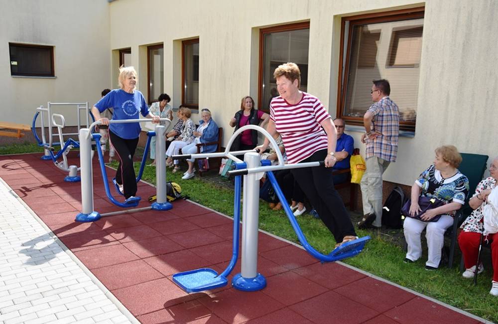 Foto: Seniori na Vlčincoch dostali do užívania nový outdoorový fitpark