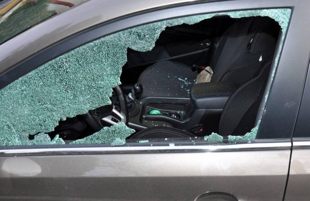 Foto: 40-ročný Ján sa vlámal do auta a ukradol z neho osobné veci, spôsobil škodu až 1 800 eur