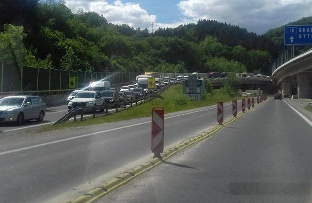 Foto: AKTUÁLNE: Cestári opravujú počas špičky výtlky v Strážove, kolóny siahajú až do Hričova