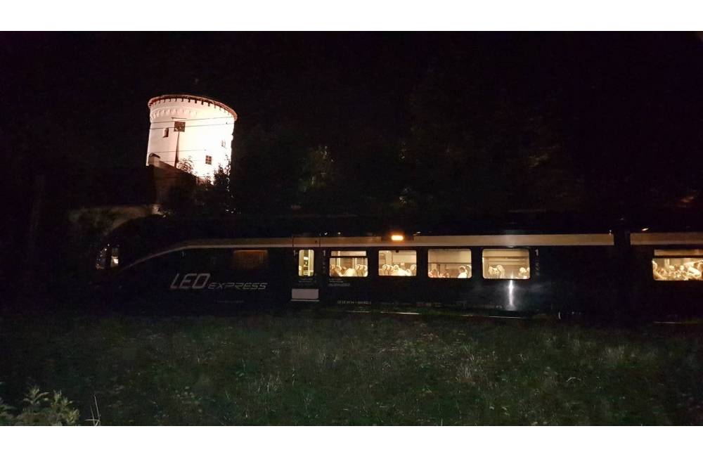 Foto: Práve sa deje: V Budatíne zrazil vlak muža na priecestí, ten našťastie prežil