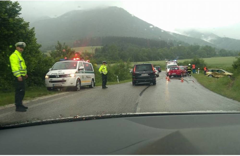 Foto: Medzi obcami Belá a Terchová sa zrazili 2 osobné autá, cesta je prejazdná so zdržaním