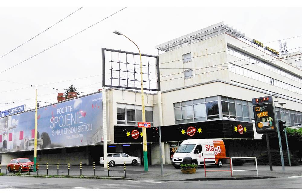Foto: Dnes demontovali svetelnú reklamu na budove hotela Slovakia