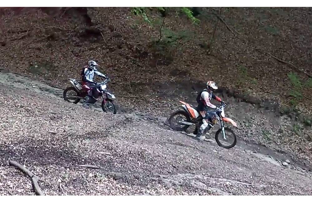 Foto: V Chránenej krajinnej oblasti Strážovské vrchy pravidelne jazdia motorkári, vjazd nemajú povolený