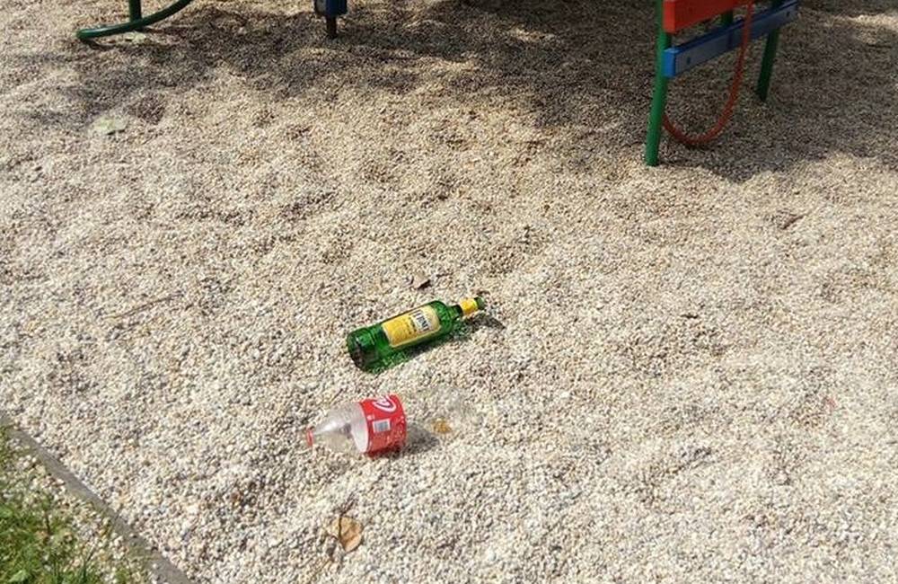 Foto: Rodičia s deťmi zostali po návšteve ihriska nemilo prekvapení, našli fľaše, cigarety a zvratky