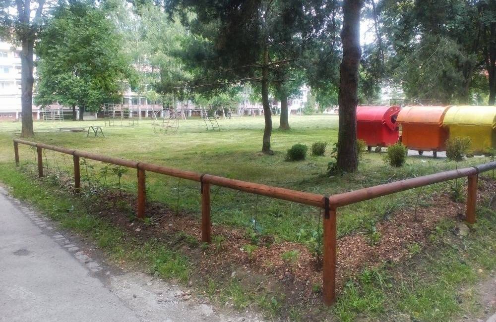 Foto: Drevené ohrady na sídlisku Vlčince oživili novými farbami, do prác zapojili pracovníkov VPP