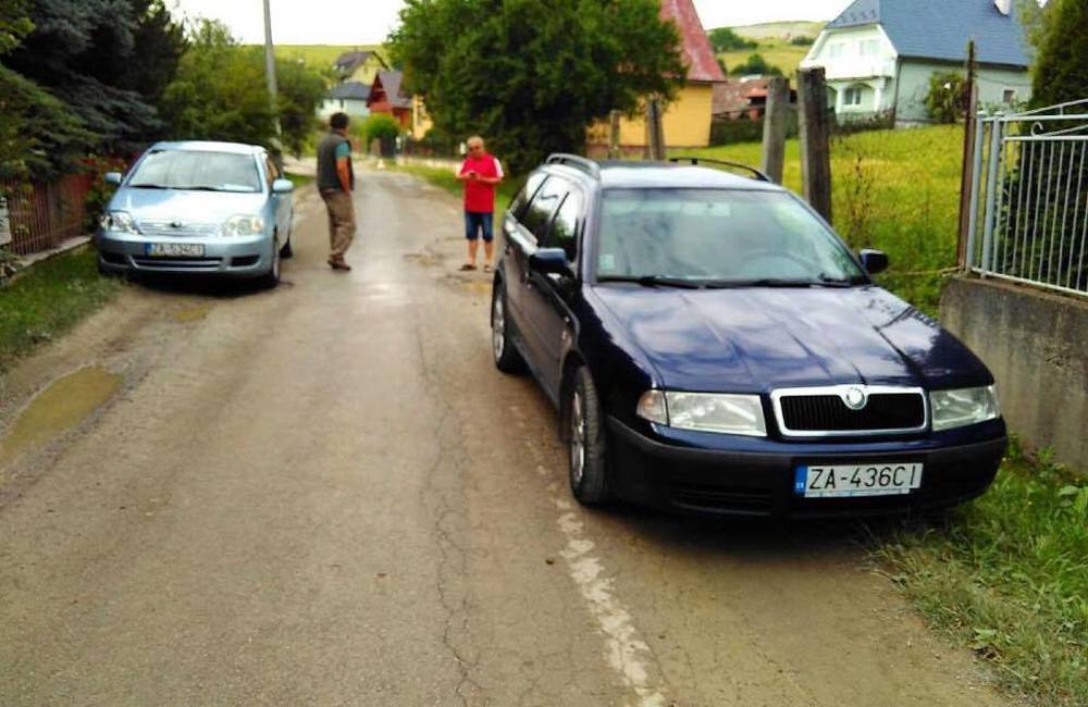 Foto: V obci Bitarová zablokovali obyvatelia vjazd na stavbu diaľnice, dôvodom sú zničené cesty