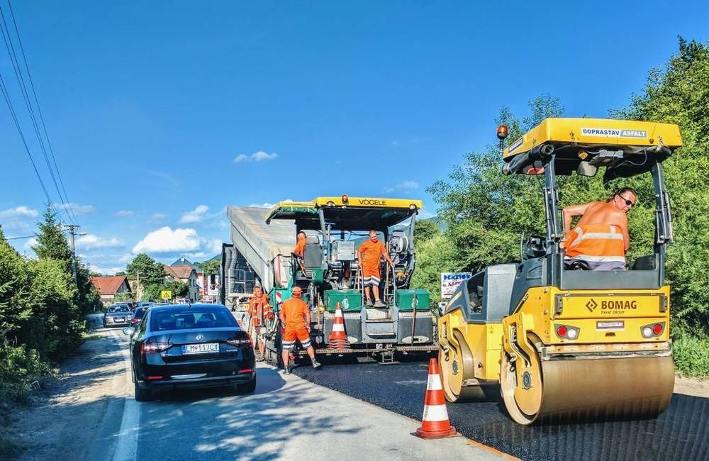 Foto: V obci Stráža prebieha rekonštrukcia cesty, za 45 000 eur obnovia pol kilometra novej vozovky