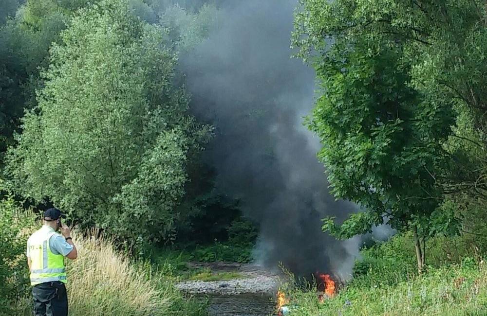 Foto: Žilinskí hasiči a policajti vyrážali dnes ráno k požiaru osobného auta v Rajčanke