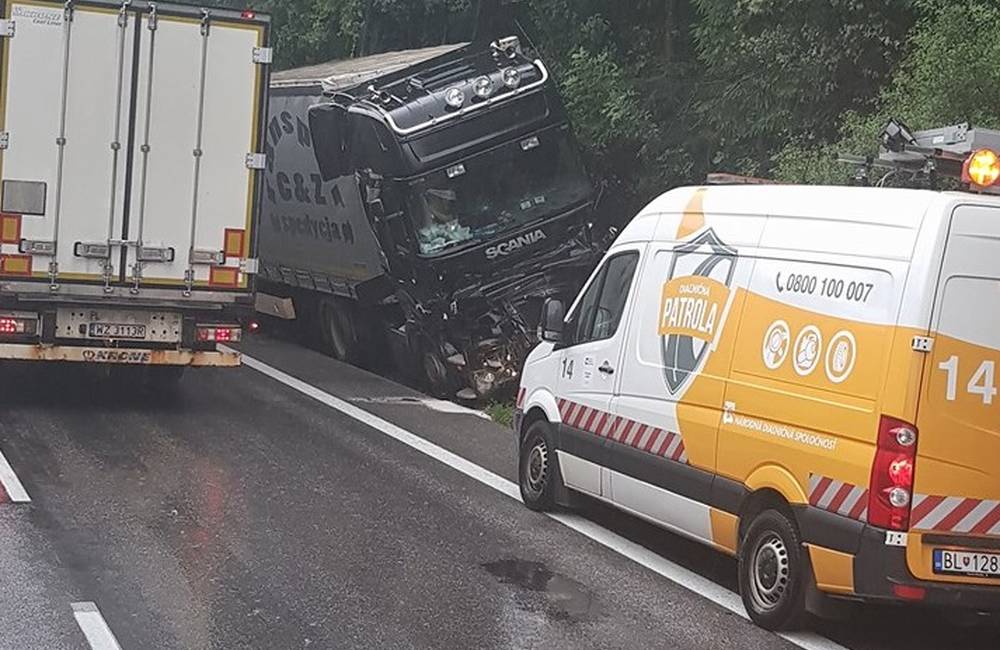 Foto: Zdržanie na ceste medzi Žilinou a Čadcou - kamión skončil v priekope