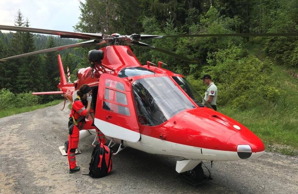 Foto: Žilinskí leteckí záchranári leteli na pomoc pilčíkovi, ktorému na Orave zachytil traktor nohu