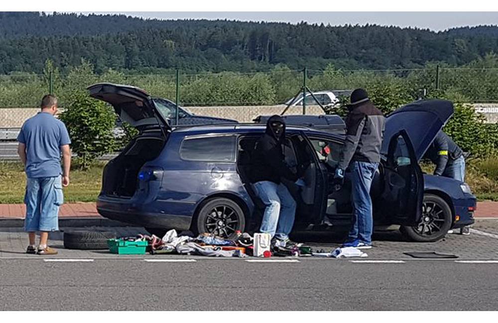 Foto: Policajná razia na diaľnici D1 - policajti hľadali drogy vo Volkswagene so žilinskými EČV
