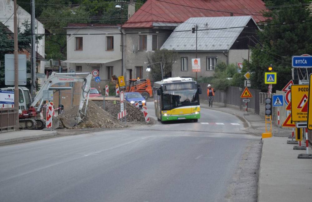 Foto: V Považskom Chlmci budujú kanalizáciu, doprava podľa vodičov kolabuje, obmedzenia potrvajú 9 týždňov