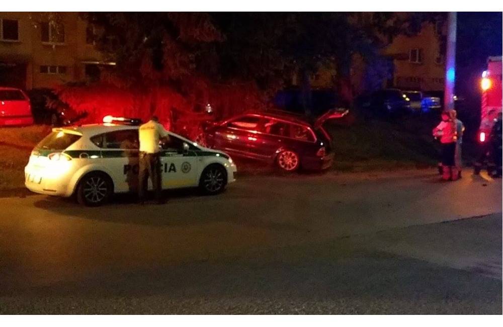 Foto: Na sídlisku Solinky nabúral opitý vodič BMW do stromu, po nehode nafúkal 2,13 promile