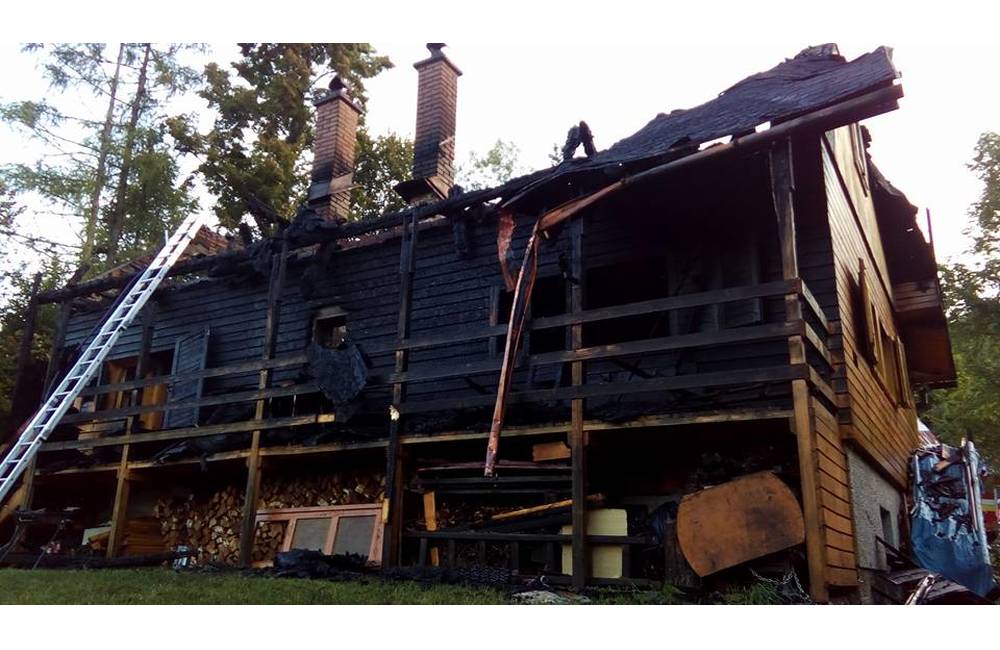 Foto: V Terchovej v noci horela drevenica, pri požiari zomrela matka s dvomi dcérami