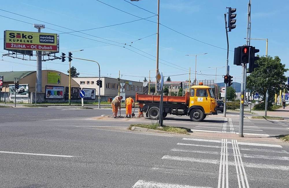 Foto: Výtlky v strede križovatky na Košickej ulici opravujú, motoristi sa dočkali po piatich rokoch