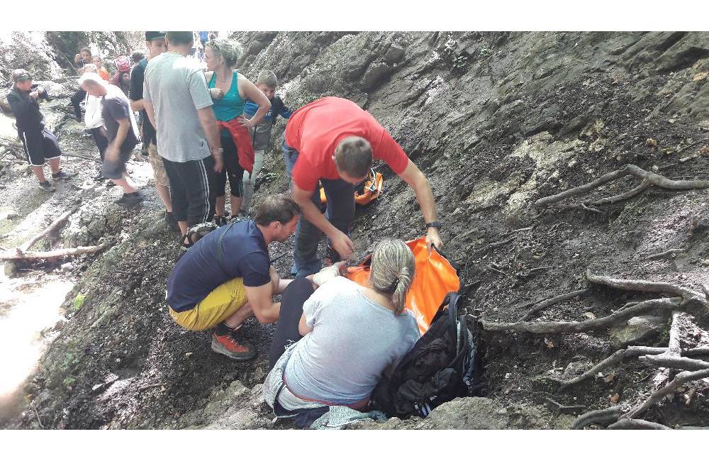 Česká turistka si v Jánošíkových dierach poranila nohu, záchranári ju museli zniesť na nosidlách