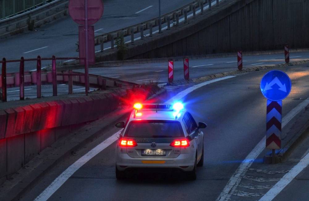 Policajti naháňali v Strážove vodiča Mercedesu, ten im vďaka svojej nebezpečnej jazde unikol