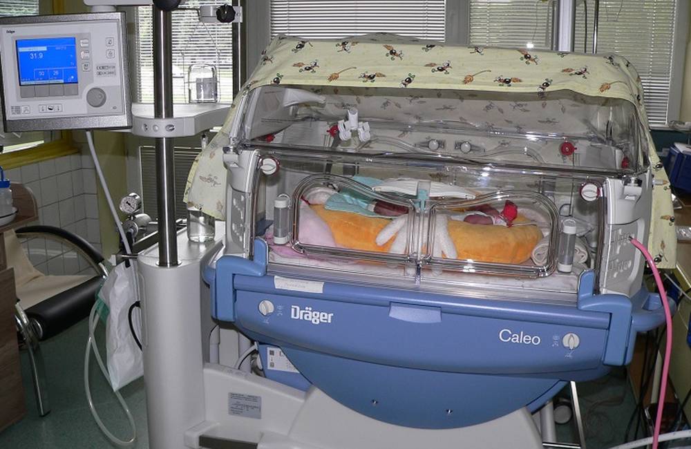 Na Jednotke resuscitačnej starostlivosti o novorodencov pribudol ďalší inkubátor od Rotary clubu