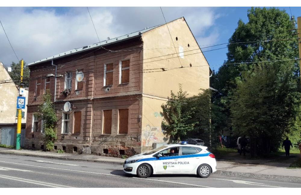 Zničenú bytovku na Predmestskej, ktorú obývali prevažne squatteri, mesto zbúra