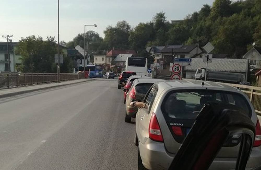 Cesta II/507 v Považskom Chlmci je od pondelka uzavretá, viacerí vodiči však čakajú v kolóne