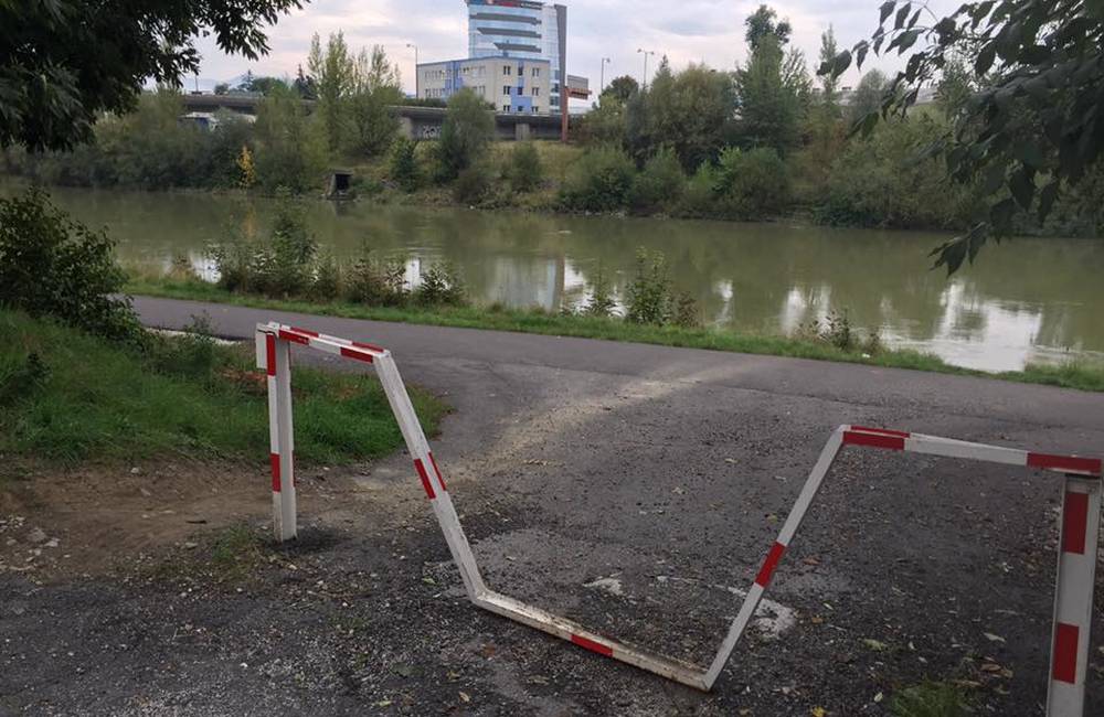 Foto: Krajský poslanec upozornil na znemožnený vjazd záchranárov na cyklotrasy pri Váhu