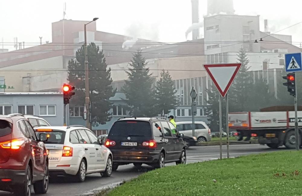 Premávku na Košickej ulici riadia policajti, zdržanie v okolí križovatky je zatiaľ minimálne