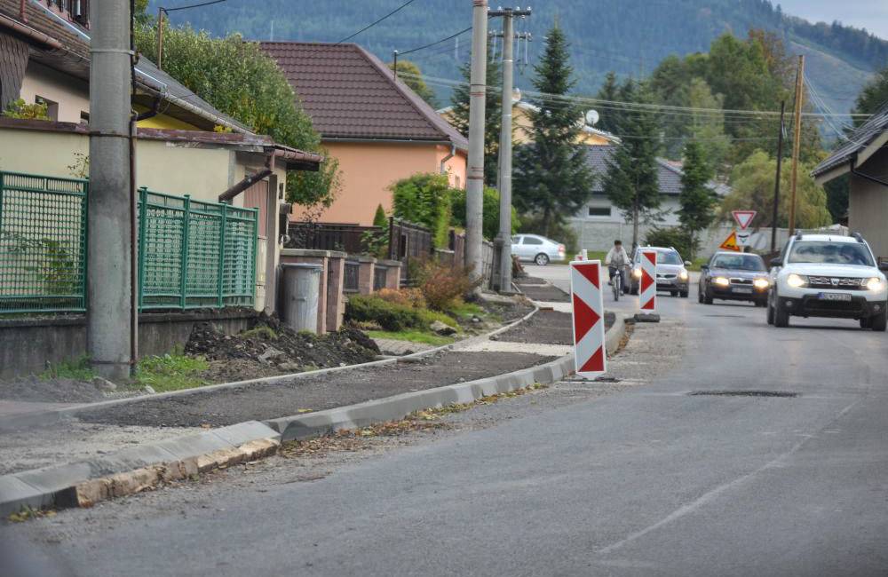 Obyvatelia obce Rosina sa dočkali rekonštrukcie starej prepadnutej cesty a výstavby chodníka