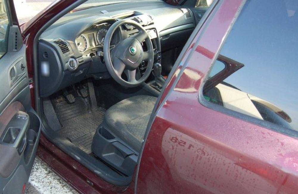 Pri NAY elektrodome úradovali zlodeji, auto značky Škoda vykradli opäť bez poškodenia