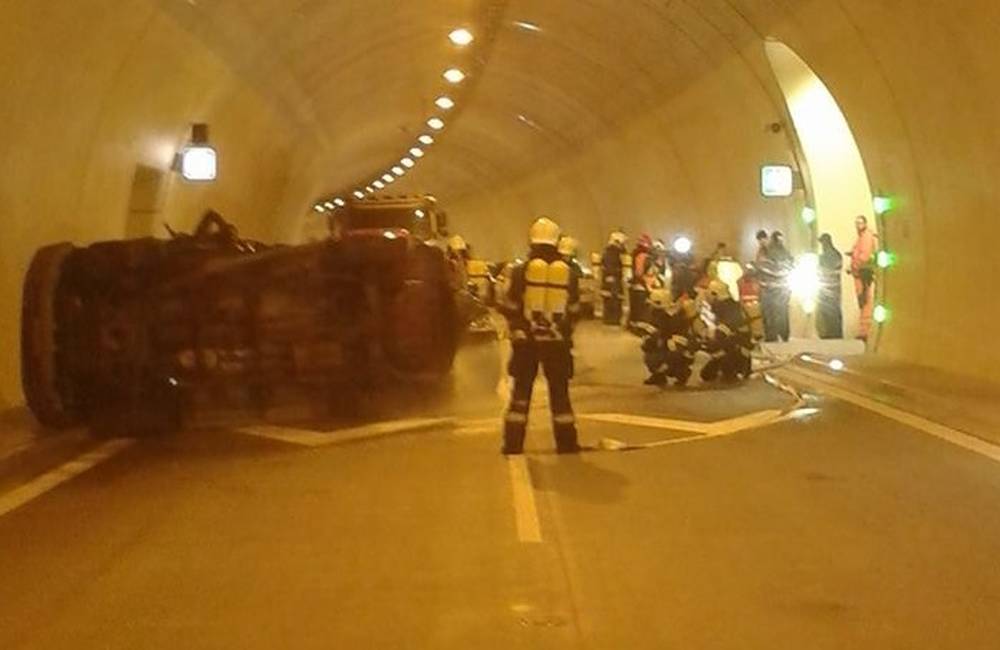 VIDEO: V diaľničnom tuneli Považský Chlmec prebiehalo v piatok cvičenie záchranných zložiek