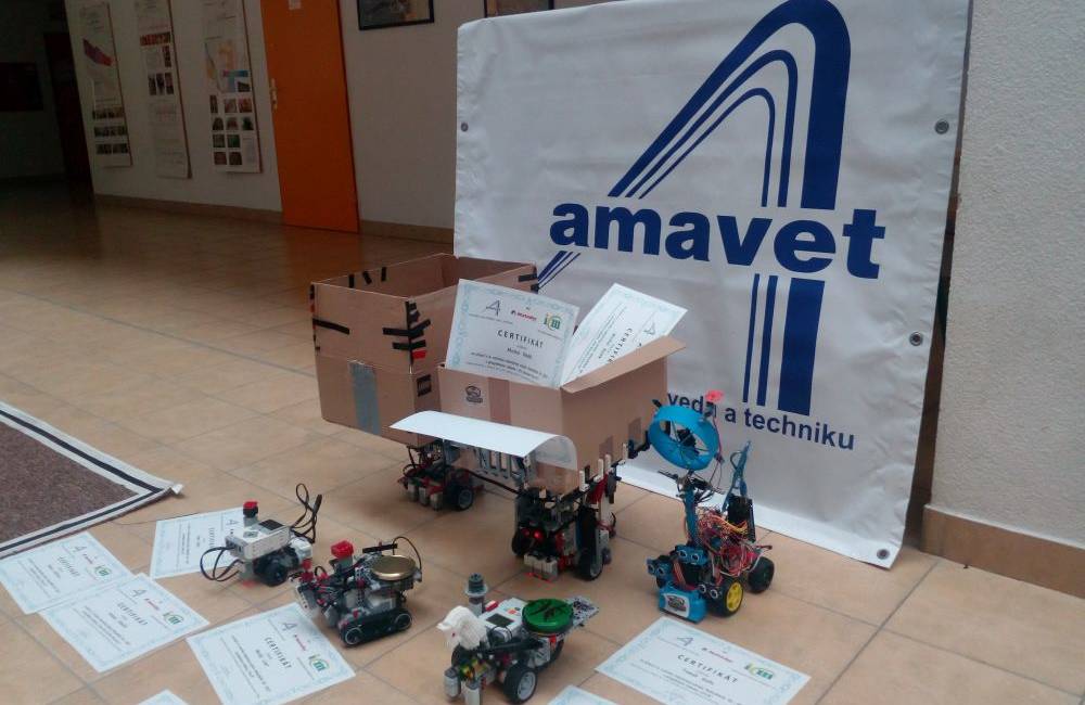 Žilinskú univerzitu ovládli nadaní mladí vedci so svojimi robotmi, súťažilo 28 tímov zo Slovenska